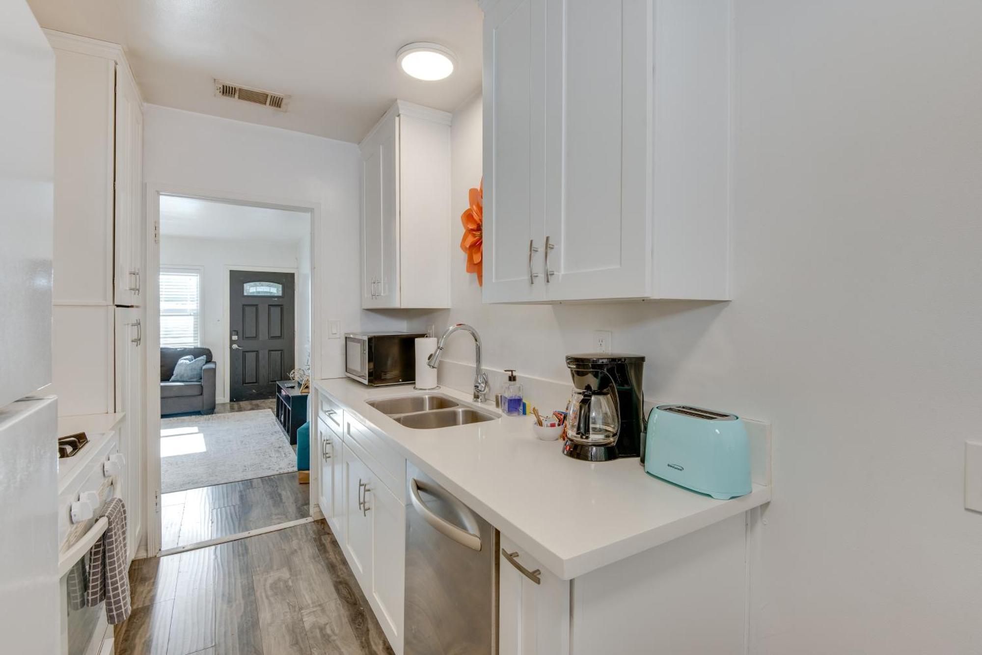 Apartment Nuys Abode With Patio, 7 Mi To Universal Los Angeles