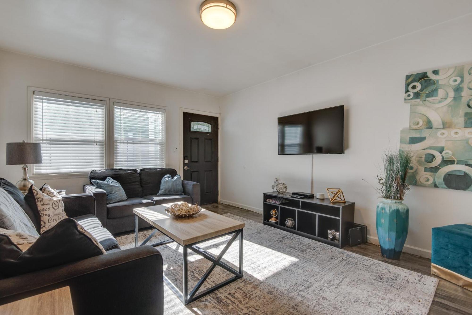 Apartment Nuys Abode With Patio, 7 Mi To Universal Los Angeles