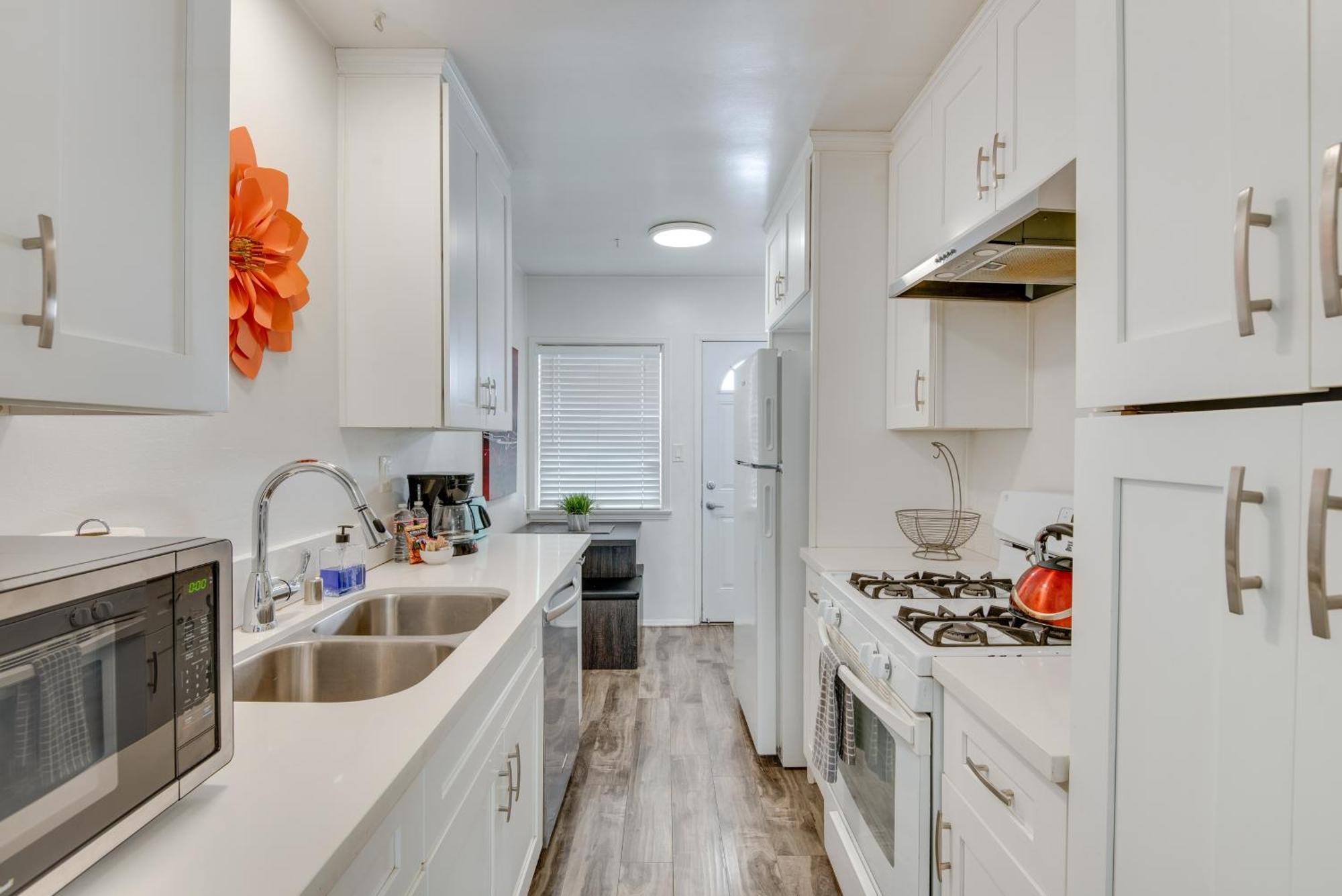 Nuys Abode With Patio, 7 Mi To Universal * Los Angeles